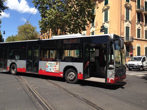 Il russo col coltello minaccia i passeggeri sul bus: paura a Roma