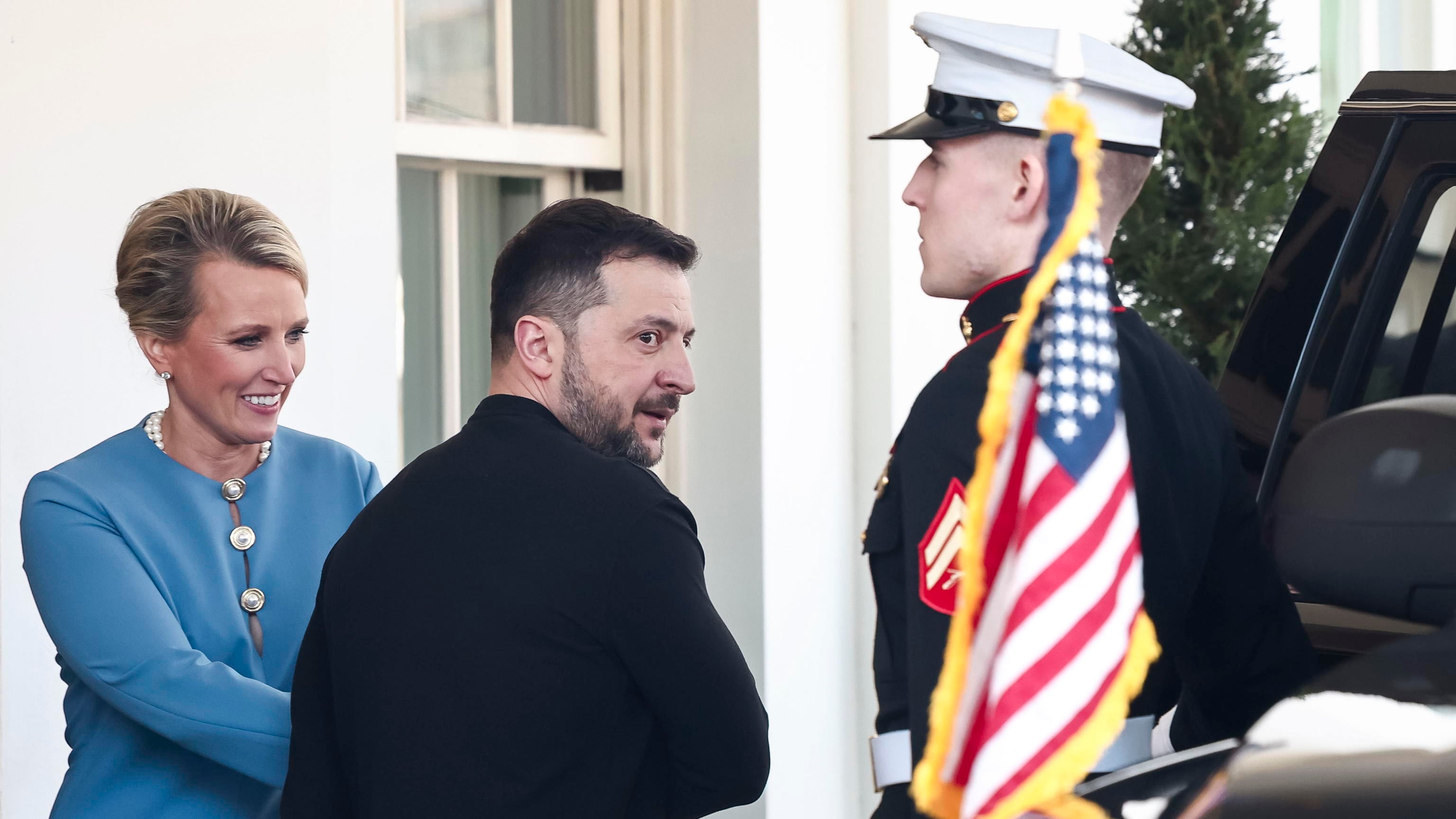 Gli Usa avvertono l'Europa su Kiev. Poi la stoccata a Zelensky "Rinsavisca o si dimetta"