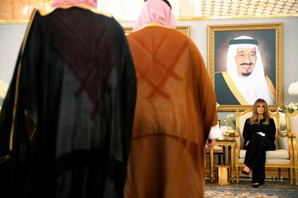 Melania Trump in Arabia Saudita senza il velo islamico 4