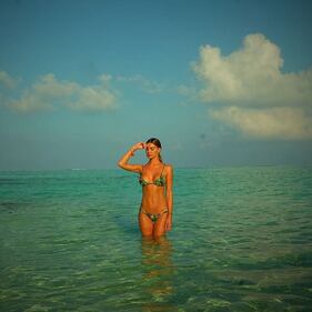 Belen Rodriguez, bikini bollente in spiaggia: foto 17