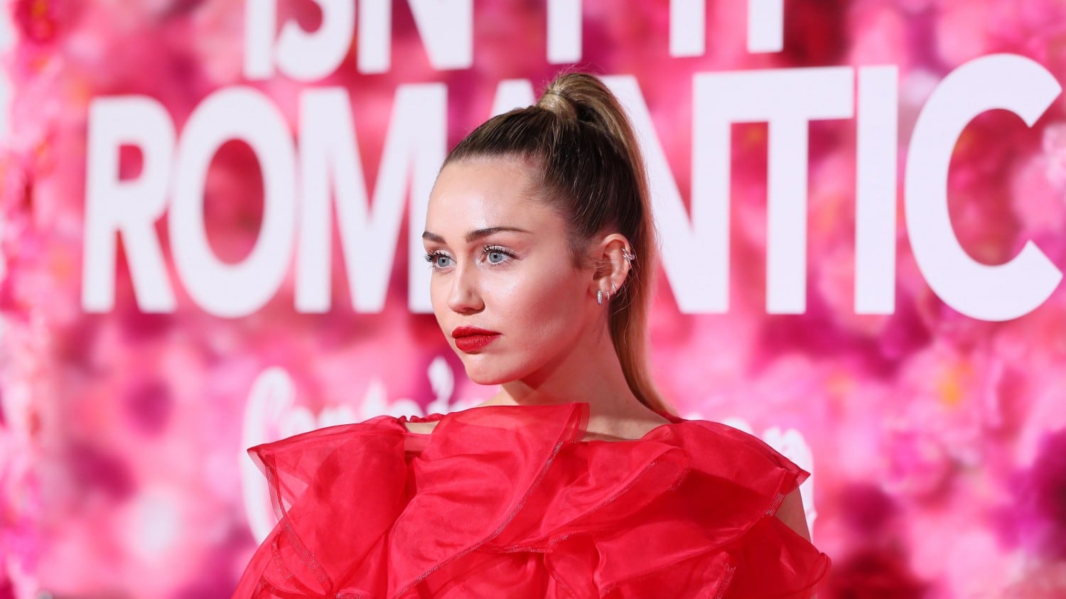 Miley Cyrus: "Ho una storia etero, ma sono ancora molto attratta fisicamente dalle donne"