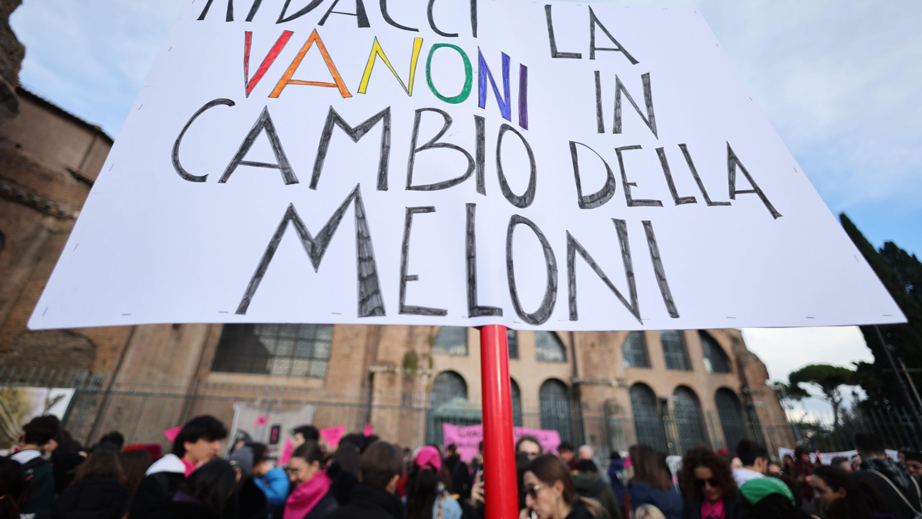 "Ridacci la Vanoni in cambio della Meloni". Lo sfregio trans contro il premier
