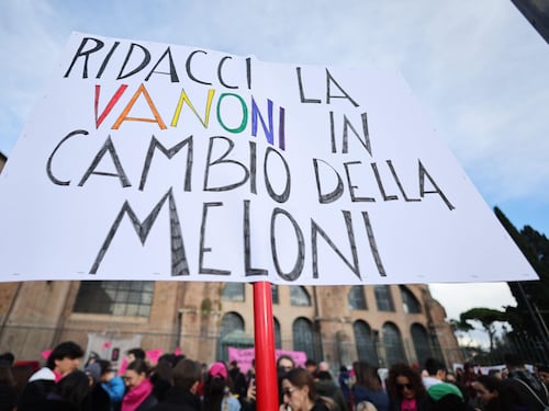 "Ridacci la Vanoni in cambio della Meloni". Lo sfregio trans contro il premier