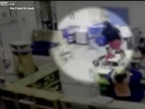 "Non la smetteva di parlare". E la maestra le sbatte la testa