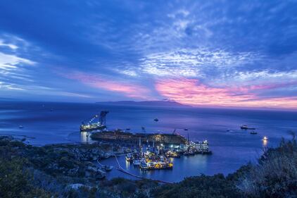 La Costa Concordia di nuovo in verticale