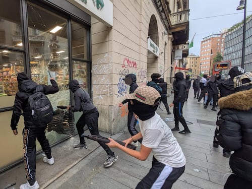 Ancora guerriglia a Milano, sassi e bombe carta contro la polizia. Migliaia di giovani in piazza: petardi, vetrine sfondate e negozi saccheggiati. Agenti schierati in Duomo - DIRETTA