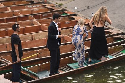 Gli studenti di Cambridge festeggiano tuffandosi nel fiume 3