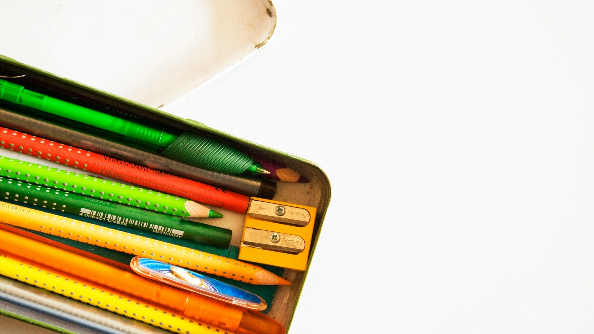 Per un astuccio si spendono anche 40 euro. I libri in 4 anni aumentati del 20 per cento