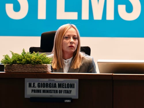 Caso Almasri, Meloni sotto attacco: così i migranti preparano l'assedio contro l'archiviazione