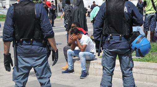 Milano, blitz anti-migranti in stazione Centrale 2