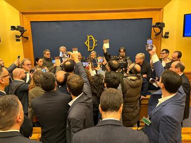 L'opposizione contro la conferenza sulla remigrazione occupa la sala stampa della Camera 15