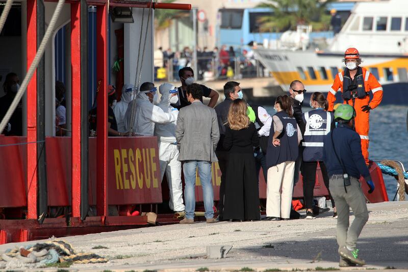 Sea Eye 4 al porto di Trapani: ecco le immagini dello sbarco 3