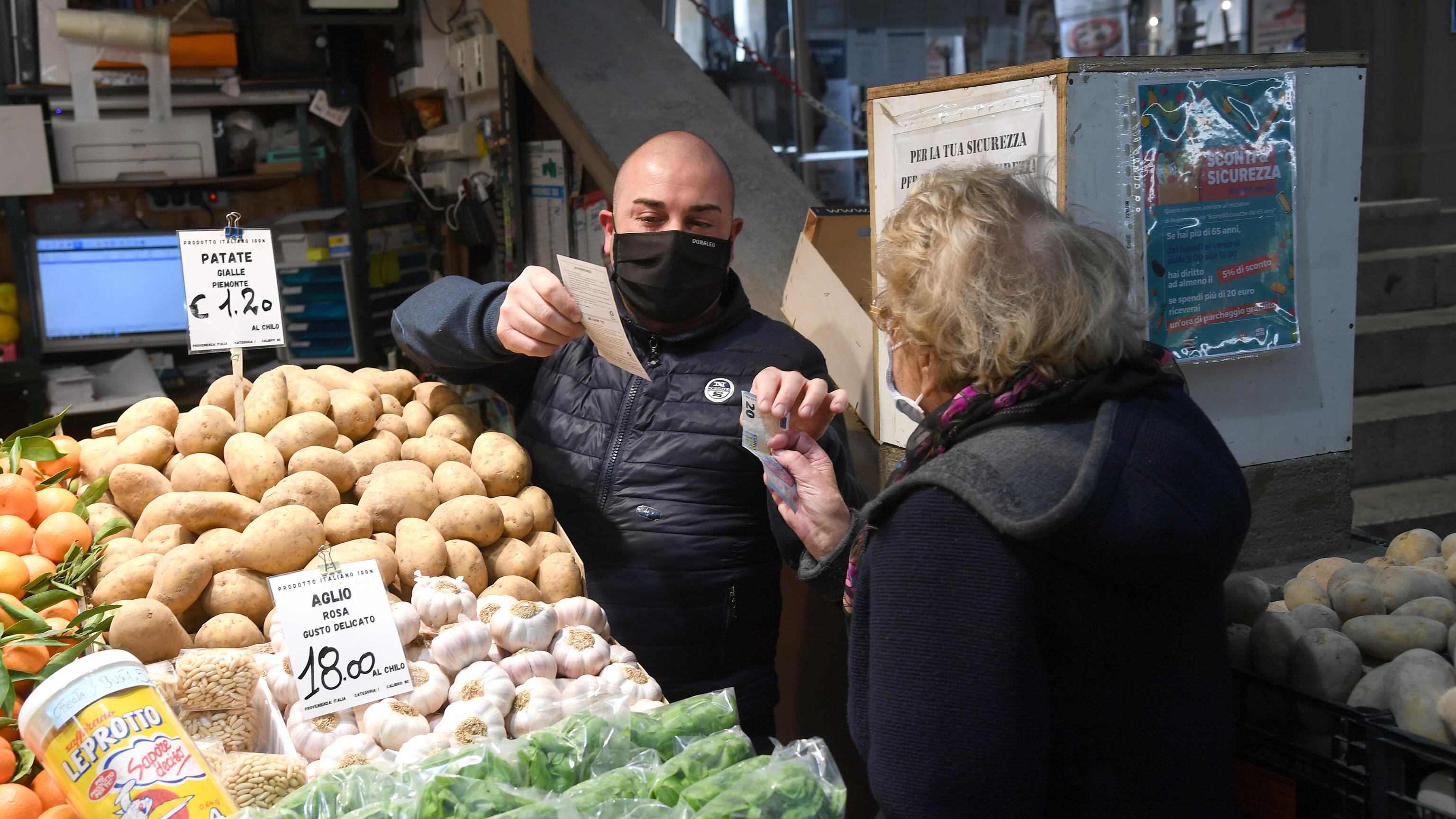 Adesso gli italiani tagliano il cibo. Meno 6,3 per cento la spesa alimentare