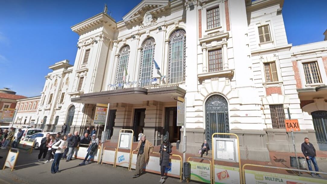 Prato, nigeriano ubriaco scippa donna sul treno: era stato espulso