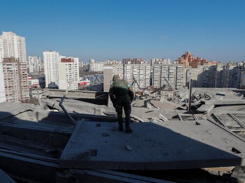 Al teatro di Mariupol 130 sopravvissuti. Nuove stragi di civili