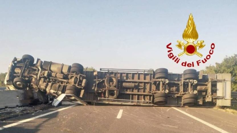 Tir si ribalta sulla A1: l'inferno piomba sull'esodo estivo