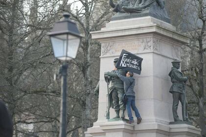 Scontri tra polizia e manifestanti anti Le Pen: numerosi feriti 2