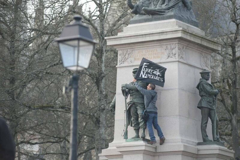 Scontri tra polizia e manifestanti anti Le Pen: numerosi feriti 2