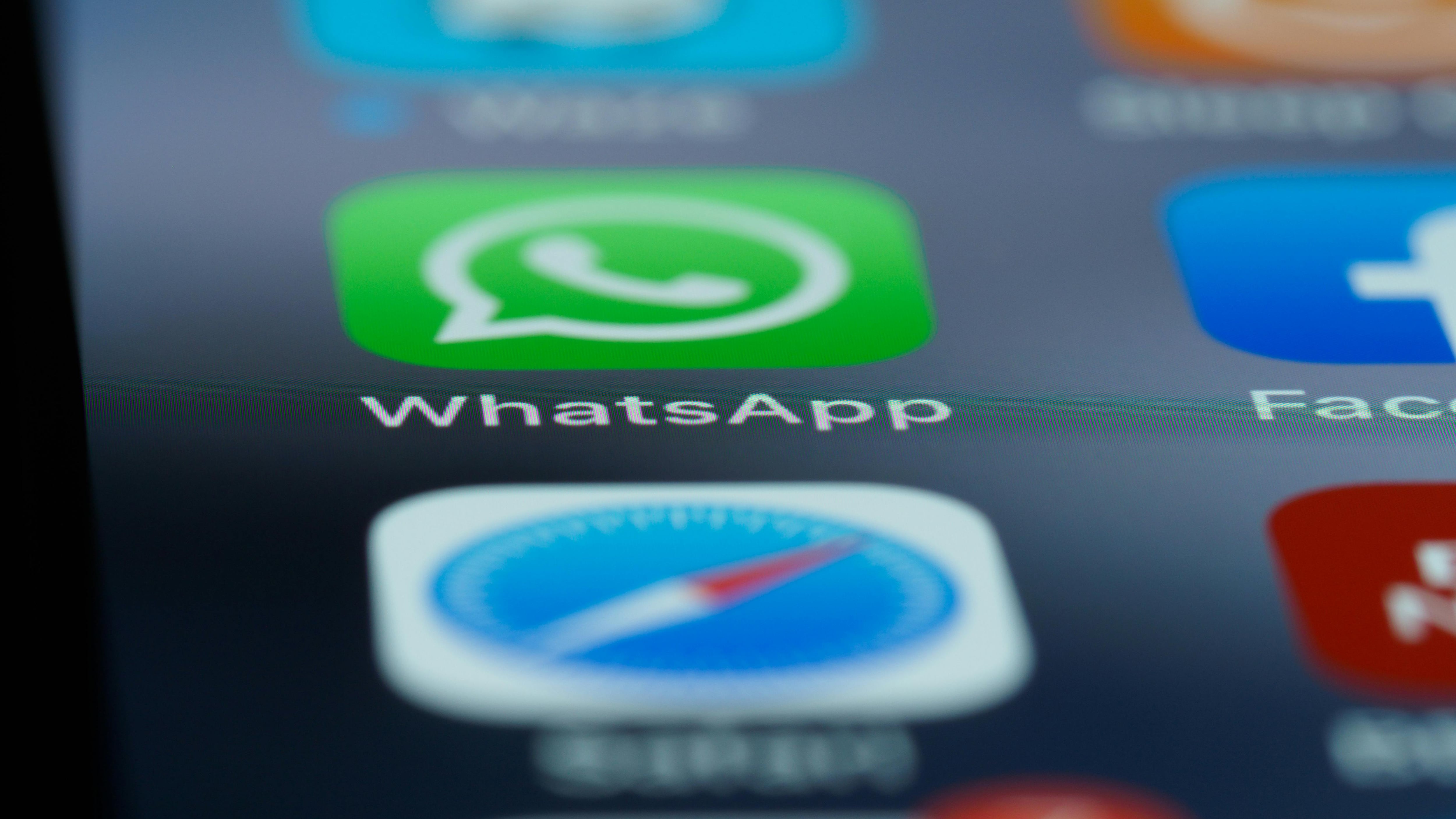 "Aggiungi la tua email". Cosa significa e a cosa serve il nuovo messaggio di WhatsApp
