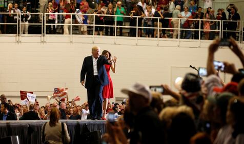 melania Trump in abito rosso in Florida 12