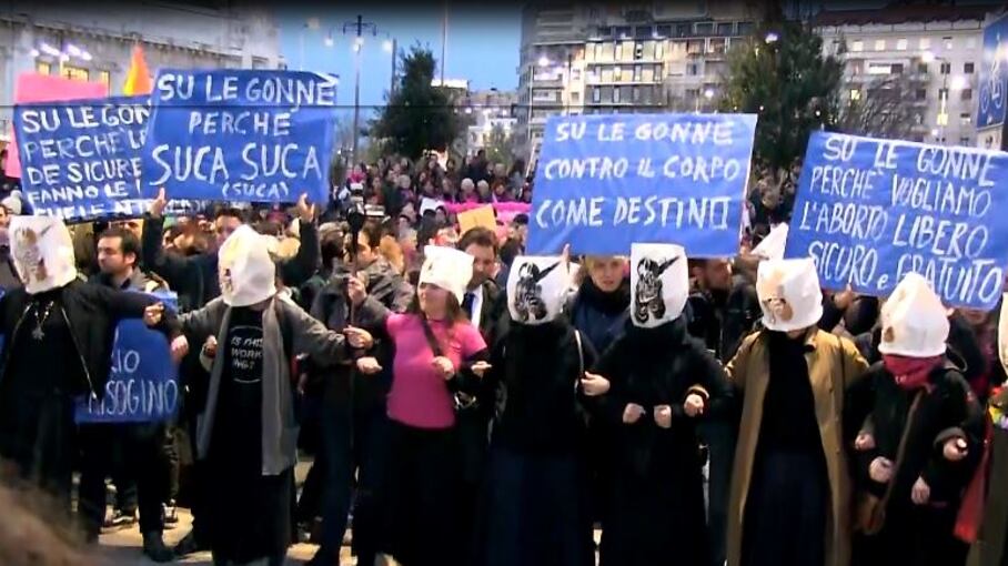In piazza senza mutande: l'ultima farsa delle femministe
