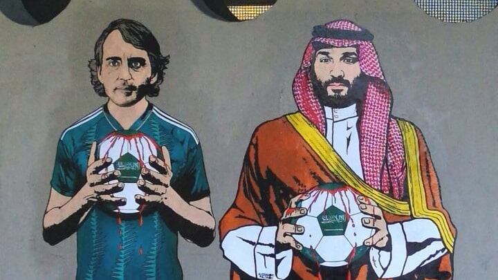 Mancini e Bin Salman col pallone insanguinato. Murale choc a San Siro