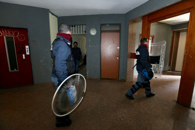 Milano, sgomberato il residence Cavezzali 8
