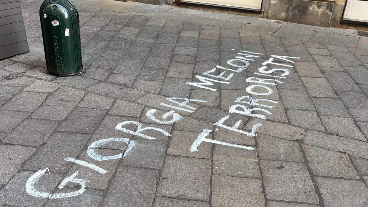 "Giorgia Meloni terrorista". La scritta choc nel centro di Torino