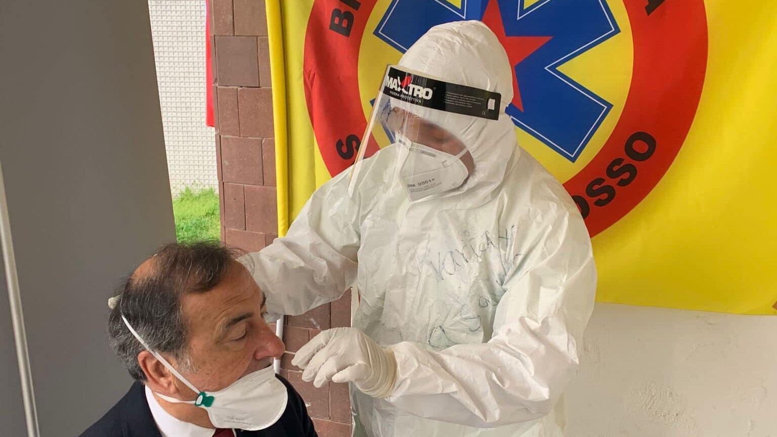 Sala adesso fa uno spot alla "brigata" antagonista. Loro: "Permesso ai clandestini"