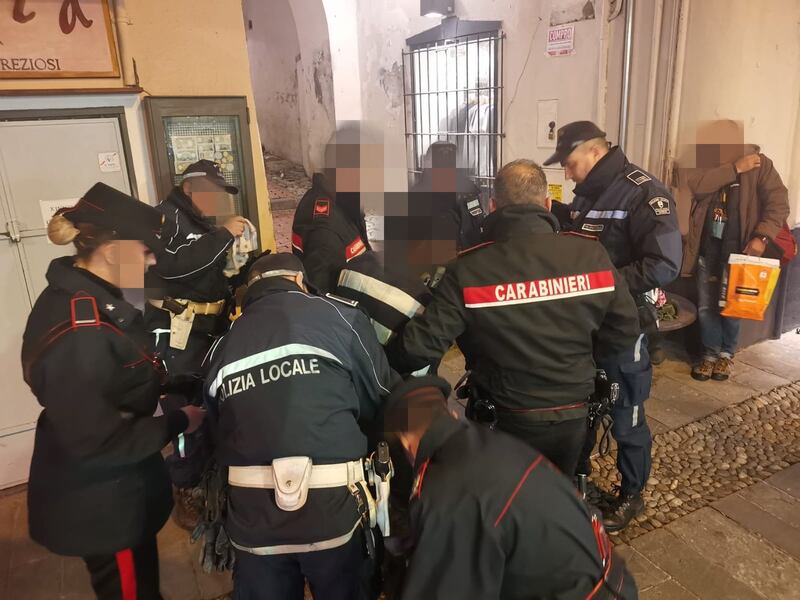 Africano reagisce al controllo: 4 agenti non riescono a fermarlo 2