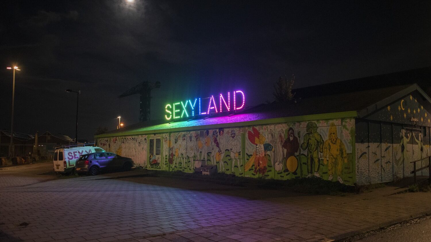 L'Olanda oggi torna in lockdown. Coprifuoco a Parigi, Londra trema