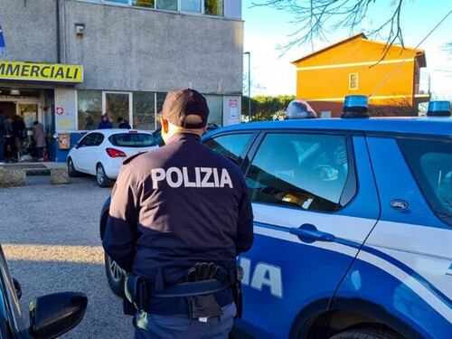 Attenti alla "tecnica dell'abbraccio": così vi rubano gioielli e portafogli