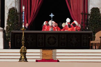Il feretro in piazza San Pietro 1