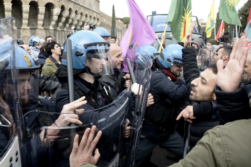 A Roma scontri alla manifestazione contro Erdogan 2