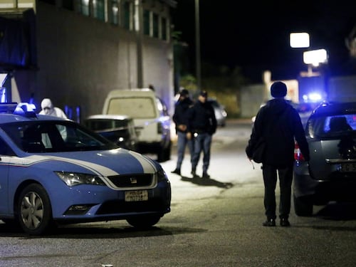 Accoltella madre e poliziotto in commissariato: agente spara e lo uccide