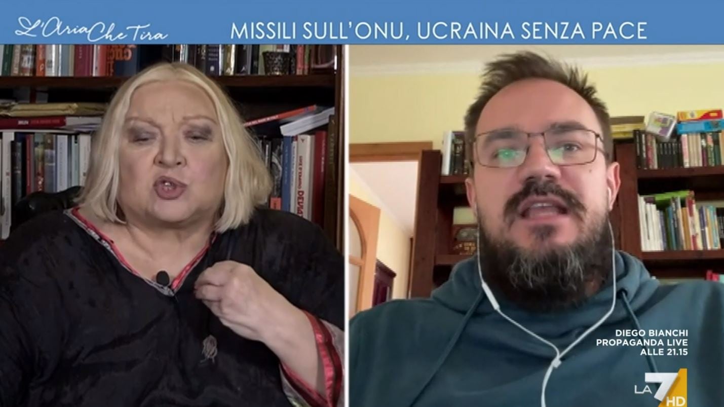 "Siete chiacchieroni", "Imbecille". Scontro tra il giornalista ucraino e la Maglie