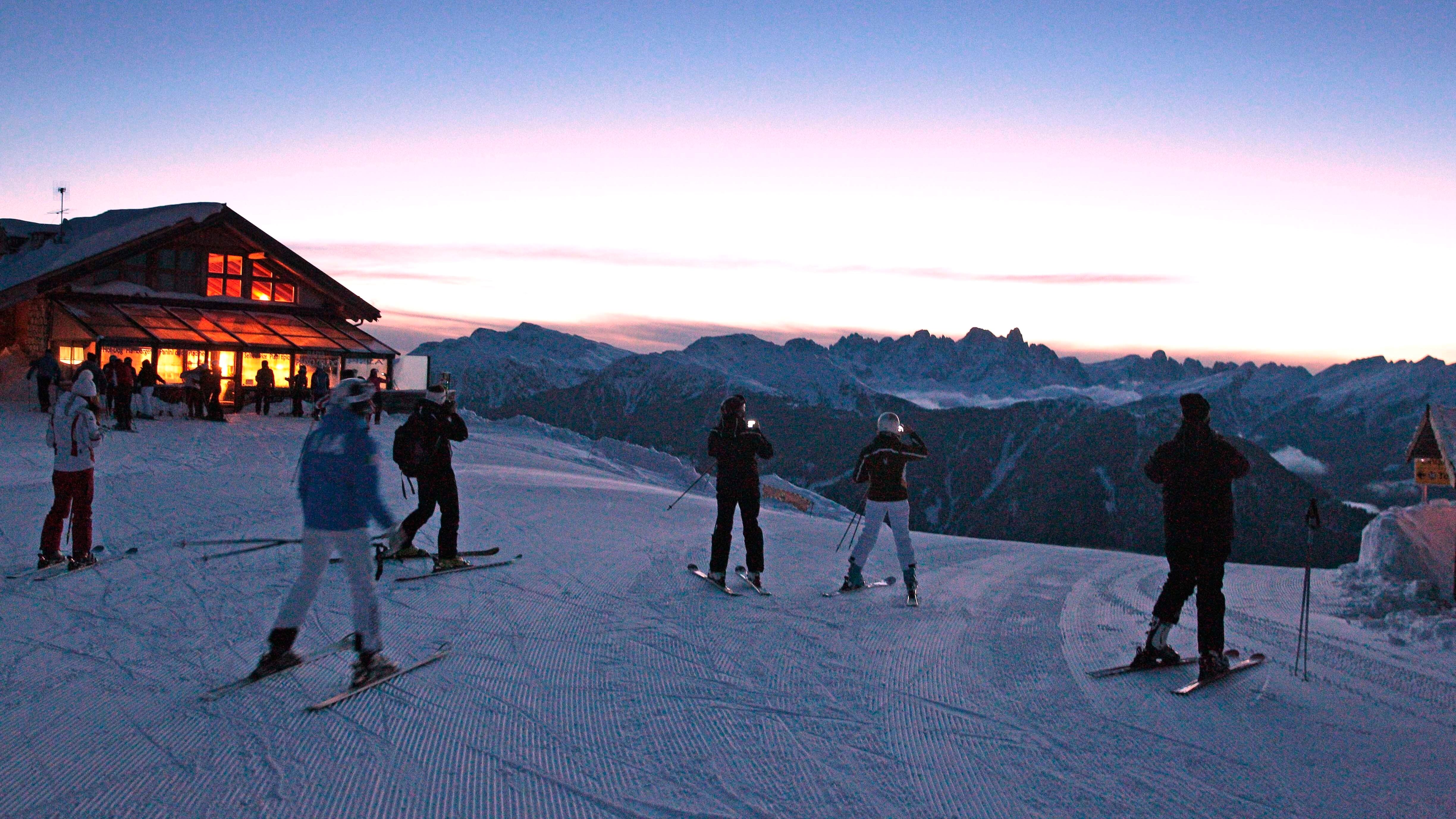 Alba con vista sulle Dolomiti dalla baita Passo Feudo