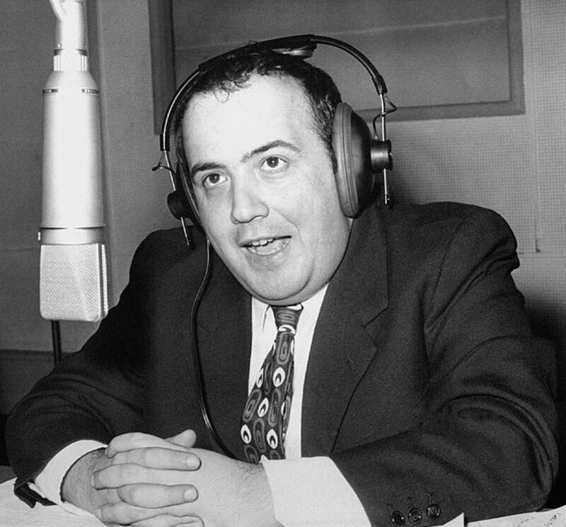 Un giovane Maurizio Costanzo alle prese con una trasmissione radio