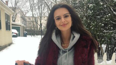 Emily Ratajkowski nuda per Natale. E lo scatto è da 230 mila "like"
