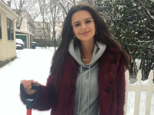 Emily Ratajkowski nuda per Natale. E lo scatto è da 230 mila "like"