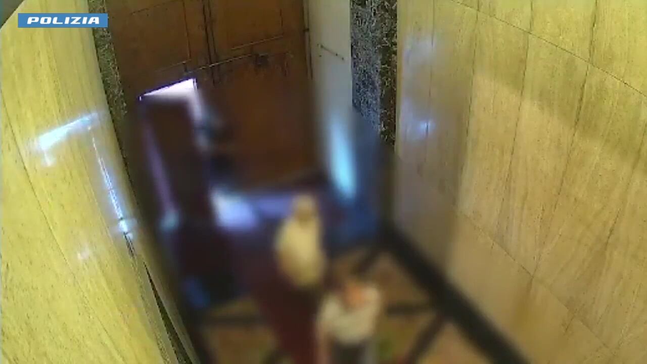 Il pedinamento, le botte e la rapina: così il senzatetto ha aggredito i due anziani nell'androne di casa a Milano