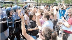 Cinema sgomberato: Pisapia coi no-global