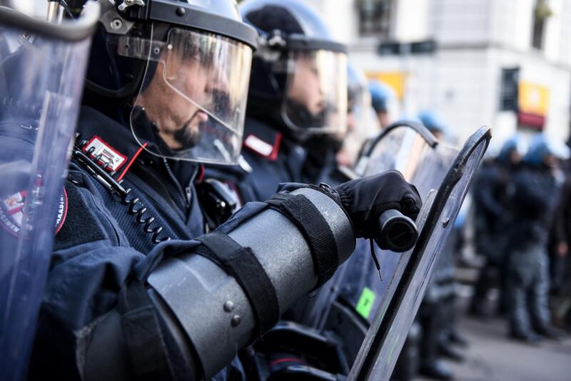Scontri alla manifestazione antifascista a Milano 15