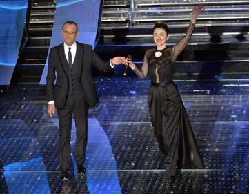 Tuta nera elegante e un piroetta per la "valletta" Arisa 4
