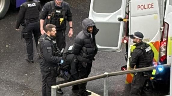 Assalto all'aeroporto di Heathrow, un fermato e traffico in tilt: cosa è successo