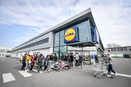 Code al supermercato nella zona del lodigiano colpita dal Coronavirus 4