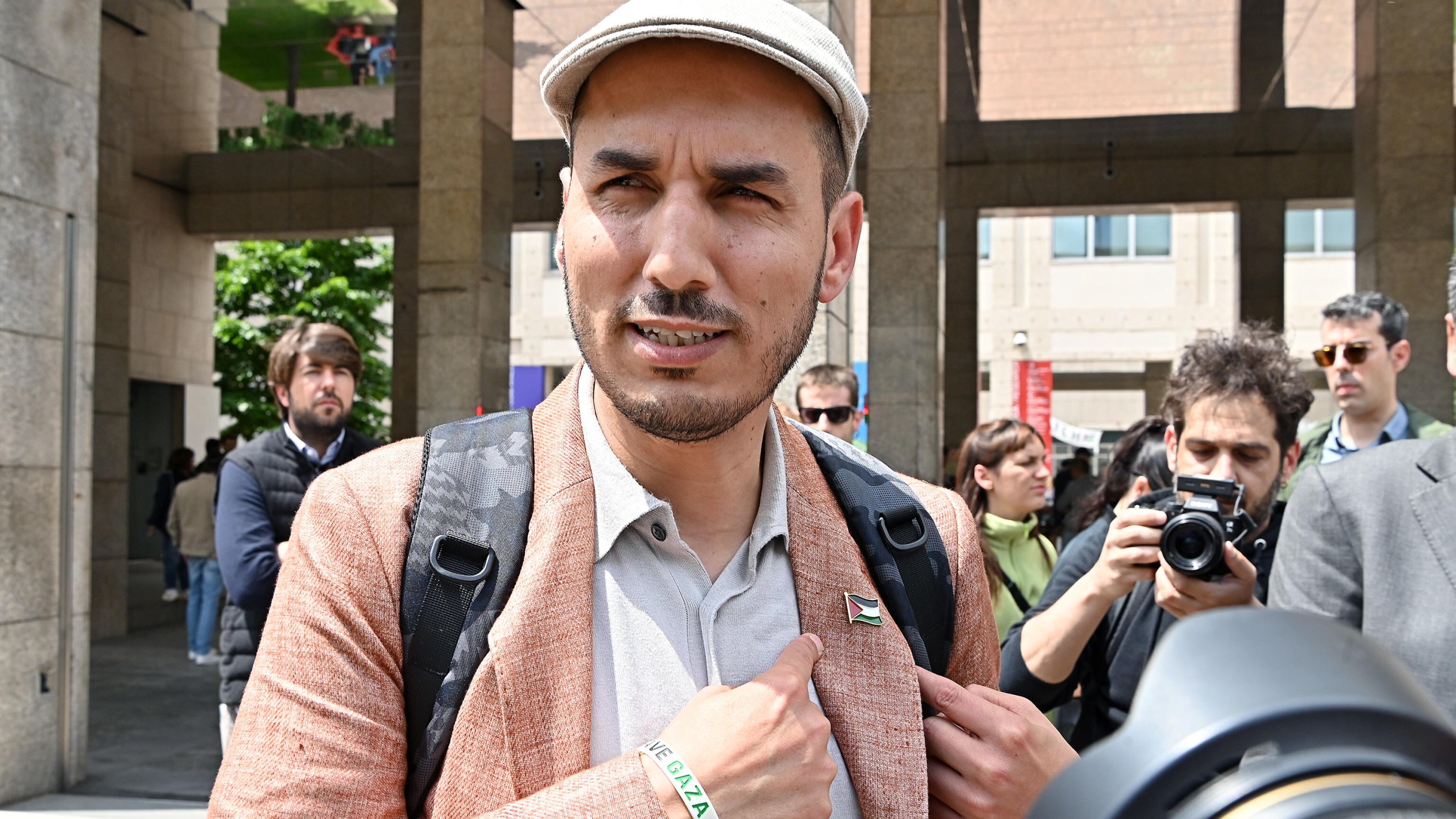 Elogia i missili e Hamas ma tiene lezioni al liceo. Il caso Baya a Torino