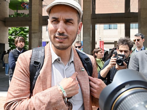 Elogia i missili e Hamas ma tiene lezioni al liceo. Il caso Baya a Torino
