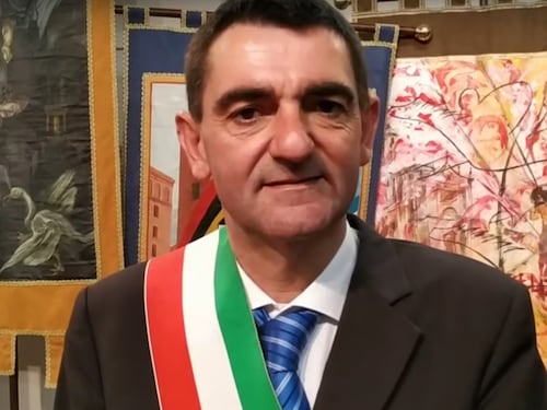 Fossano, rom usano fontana per lavarsi: sindaco costretto a chiuderla