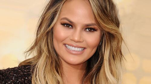 Chrissy Teigen, topless e incinta mentre cucina 10